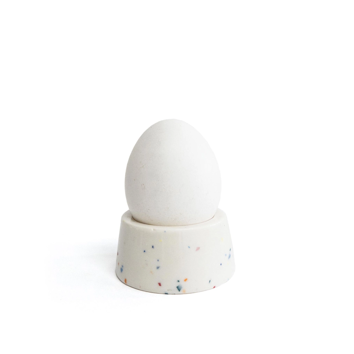 Eierbecher „Colored Grains" Porzellan weiß mit farbigen Spots handgedreht – Yvette Hoffmann Design