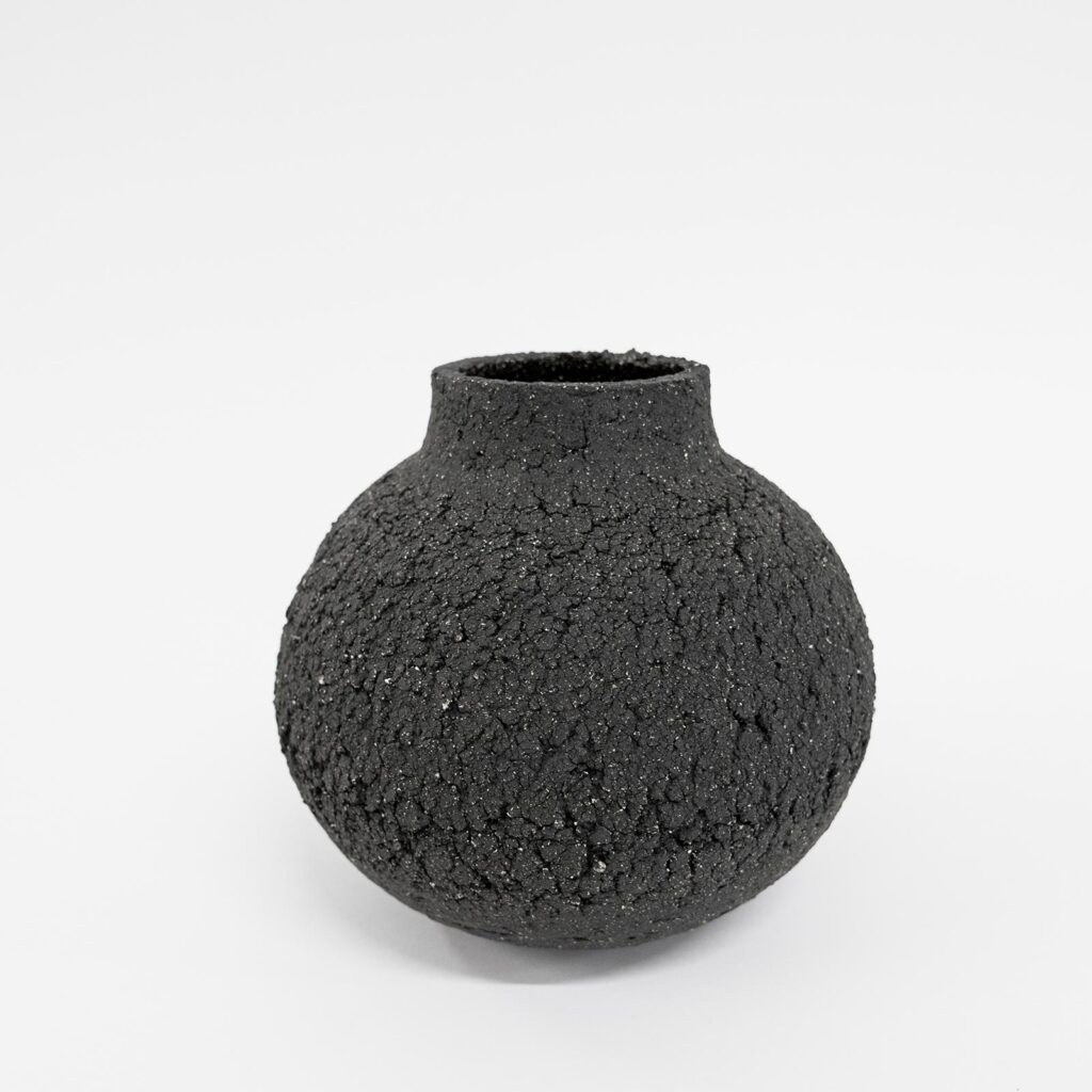 Von Hand gedrehte schwarze Keramikvase "Dry Earth"